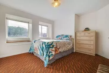 Mökkimajoitus Oceanfront Castle  W/ Hot Tub & Game Room