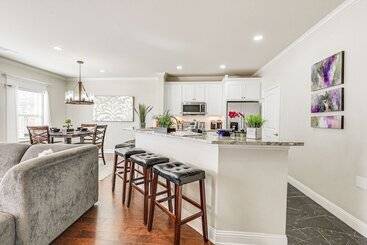 茅舍 Spacious Grand Prairie Home W/ Fenced Yard + Patio