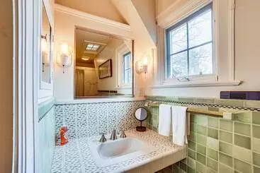 Landhus Spacious Illinois Home W/ Grill & Fenced In Yard!