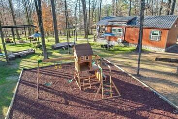 کلبه Pet Friendly Broken Bow Cabin: Hot Tub & Fireplace