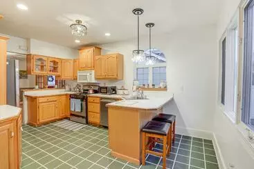 コテージ Pet Friendly Syracuse Home W/ Private Yard!