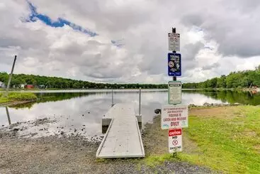 Mökkimajoitus Poconos Retreat In Tobyhanna: Lake & Pool Access!