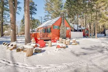 コテージ Rustic Blakeslee Cabin W/ Gas Grill Near Skiing!