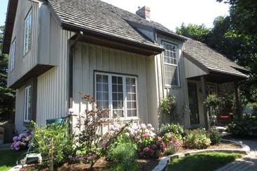 Отель Cedar Gables Bed & Breakfast