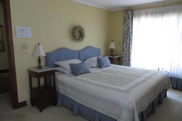 Hotel Cedar Gables Bed & Breakfast