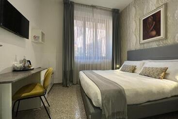 هتل Monza City Rooms & Studios