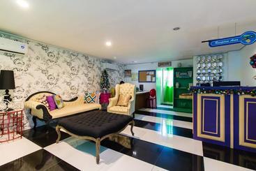 Bgc Hostel And Dorm  Qc