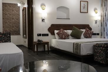 Village Machaan Resort