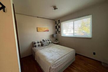 Pension Private Queen Bed In Delta/surrey With Garden View