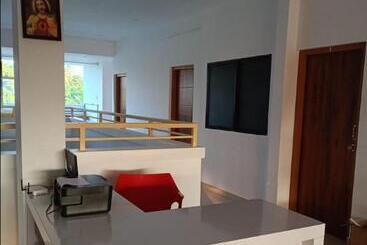 בית מלון כפרי Sky Residency Lodge