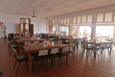 בית מלון כפרי Trashaven Seaside Haven Backpackers