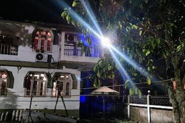 בית מלון כפרי Prashanti Tourist Lodge , Bali Koria