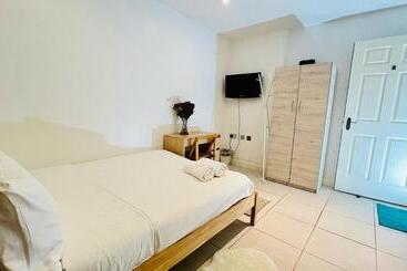 تختخواب و صبحانه City View Sunset Luxurious Apartment In London Zone 1 Including One Family Twin Room With Its Own St