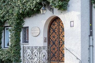 هتل Gästehaus Englischer Garten