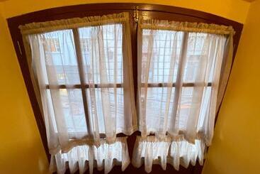 هتل آپارتمان Hostal Montañes