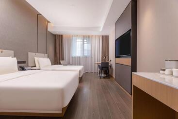 Atour Hotel Zhijiang Bridge