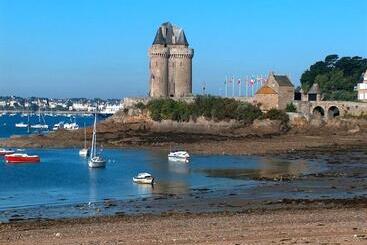 تختخواب و صبحانه A La Bonne Adresse