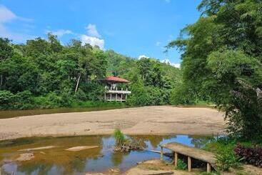 בית מלון כפרי Riverside Palm Inn Sg Lembing