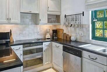 ツーリストアパートメント Mullins Bay 6   Villa Jamine