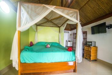 אתר נופש Above Us Only Sky