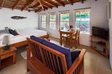 Weezie S Ocean Front Hotel And Garden Cottages