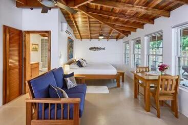 Weezie S Ocean Front Hotel And Garden Cottages