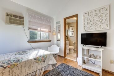 Сельский дом East Hampton Home W/ Hot Tub & Seasonal Pool!