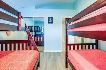 Mökkimajoitus Pet Friendly Fort Pierce Home W/ Pool & Kayaks!