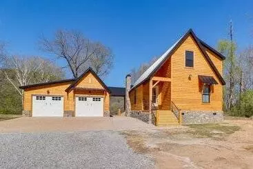 コテージ Riverfront Mountain View Cabin W/ Deck & Grill!