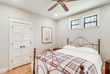 بيت ريفى Riverfront Mountain View Cabin W/ Deck & Grill!