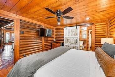 קוטג'' Stunning Georgia Cabin W/ Private Hot Tub & Views