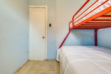 Sunset Bay Cottage W/ Fire Pit: Walk To Beach!