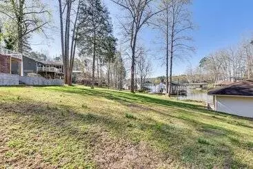 Mökkimajoitus Waterfront Troy Home W/ Private Boat Dock!