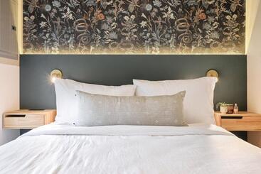 호텔 Melrose River Club