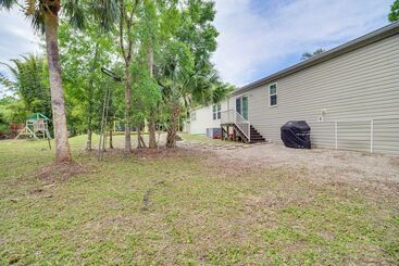 Dom wiejski Pet Friendly Palm City Home W/ Yard & Grill!
