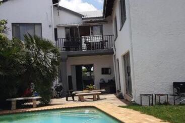 پانسیون Airport Lodge Or Tambo