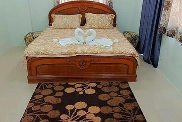 U Zone Hostel & Cafe