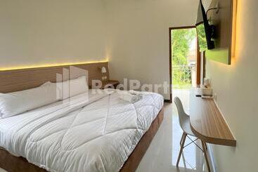 Отель Jenggo Riverside Mitra Reddoorz Near Kampung Inggris Pare