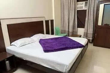 Goroomgo Hotel Imperial Varanasi Family Friendly With Luxury Room Near Kashi Vishwanath Temple A