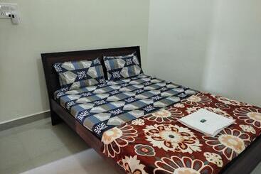 پانسیون Lucy Guest House