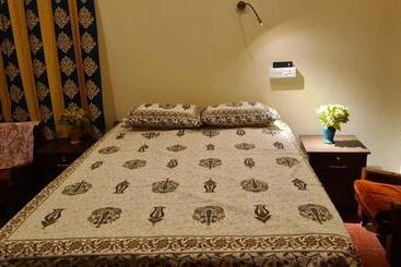 פנסיון Surabhi Nature Villa , Private Floor Ac