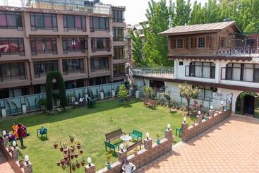 Fabhotel Kashmir Hilltown