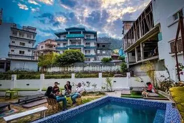 Shanti Hostel And Cafe With Pool
