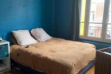 تختخواب و صبحانه Guest Room In A Green Setting