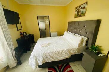 Pensió Lalamnandzi 4