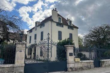 تختخواب و صبحانه Number 8