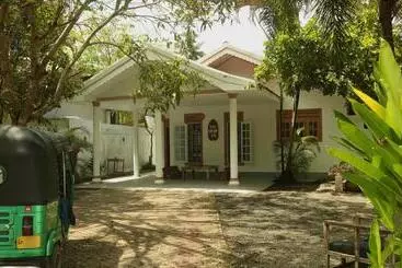 Pension  The Drop In Madiha I A/c Suite