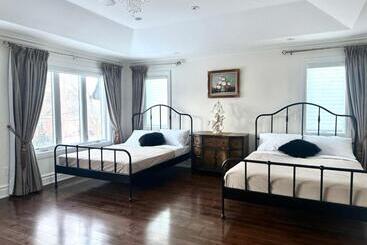 Pansiyon Beautiful House Near North York Center