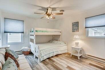 Сельский дом Cape May Home W/ Deck ~ 2 Mi To Beach!