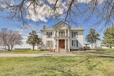 コテージ Spacious Ewing Retreat W/ Game Room & Fireplace!
